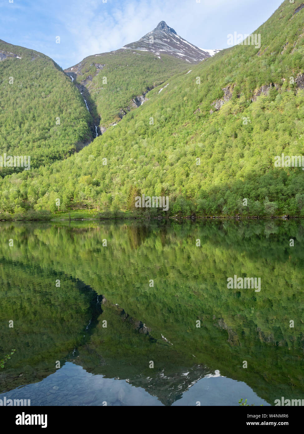 Norangsdal, See Lyngstøylvatnet, Frühling, Norwegen. Stockfoto