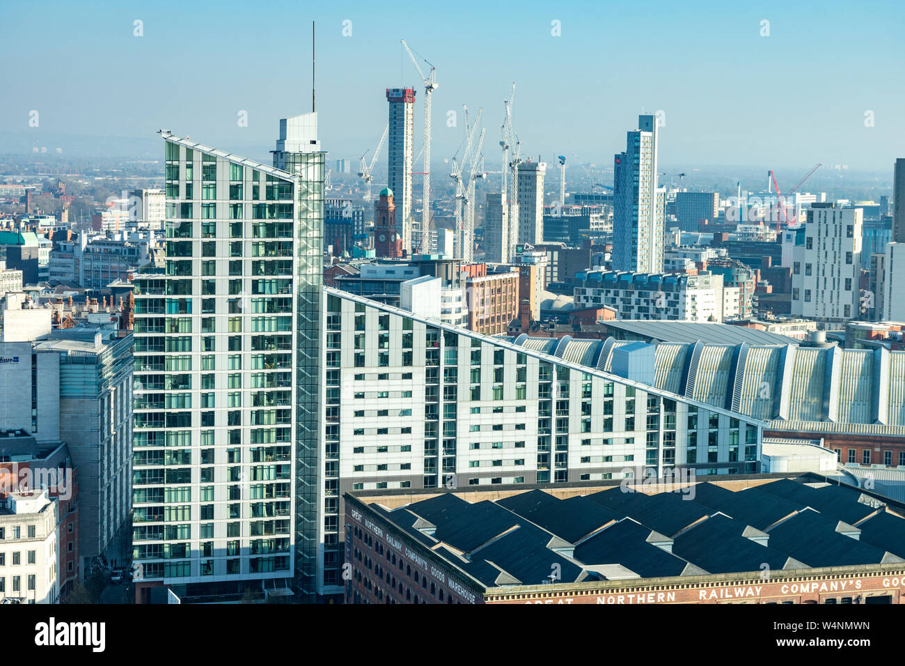 Die großen nördlichen Turm Gebäude mit dem Circle Square Entwicklung hinter sich, von der 20 Geschichten Restaurant, Neubaugebietes Spinningfields entfernt, Manchester, England, Großbritannien Stockfoto