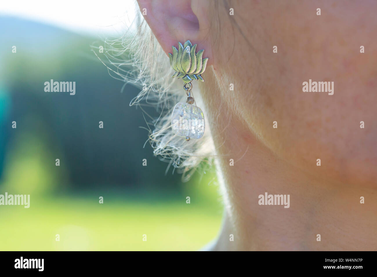 Frau outdoor tragen schöne Boho style Ohrring Stockfoto