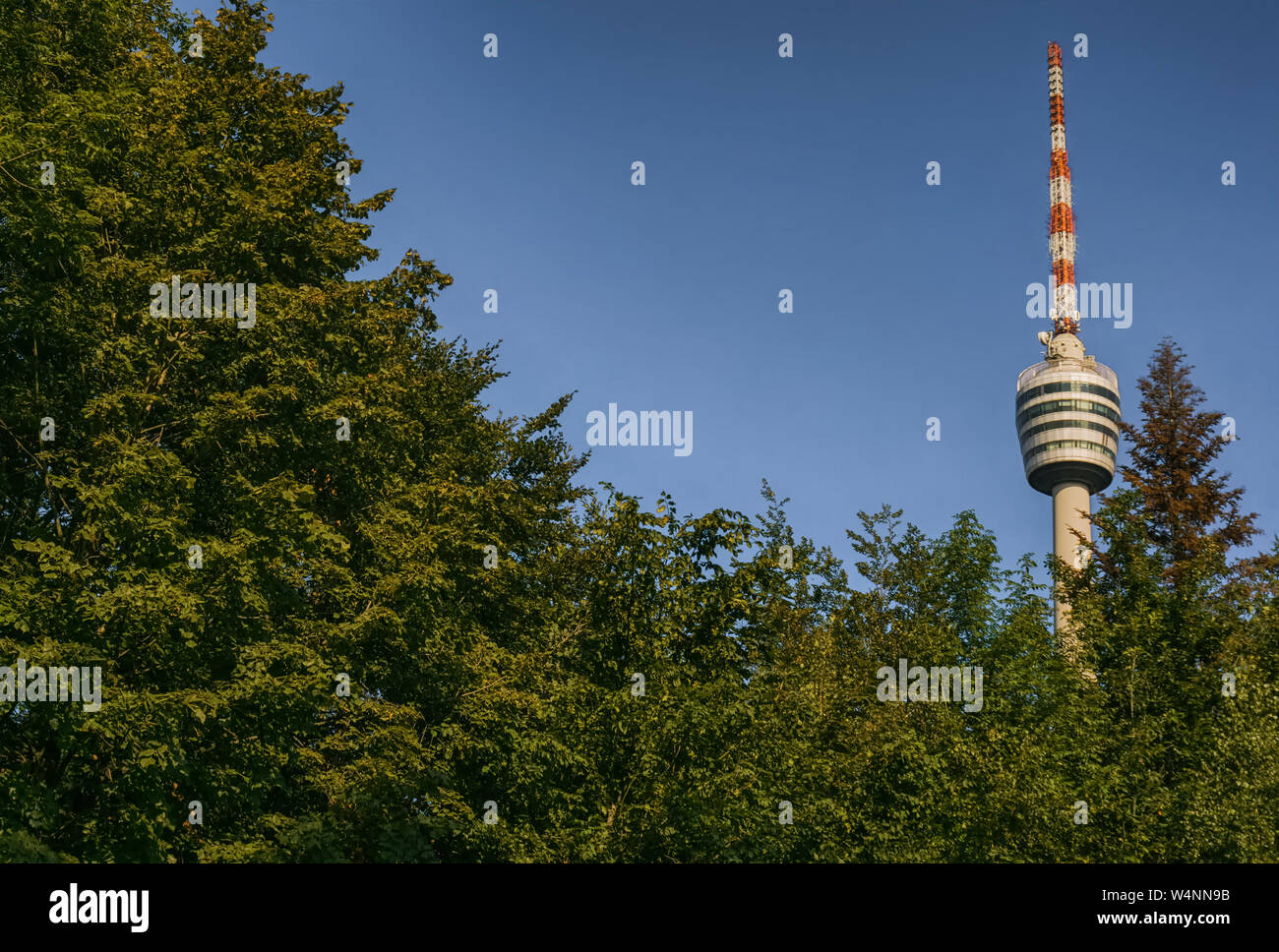 STUTTGART, DEUTSCHLAND - Juli 21,2019: Der Fernsehturm dieses alten Gebäudes ist in die Jahnstrasse, außerhalb der Stadt und in den Wäldern rund um es. Es ist eine berühmte Touris Stockfoto