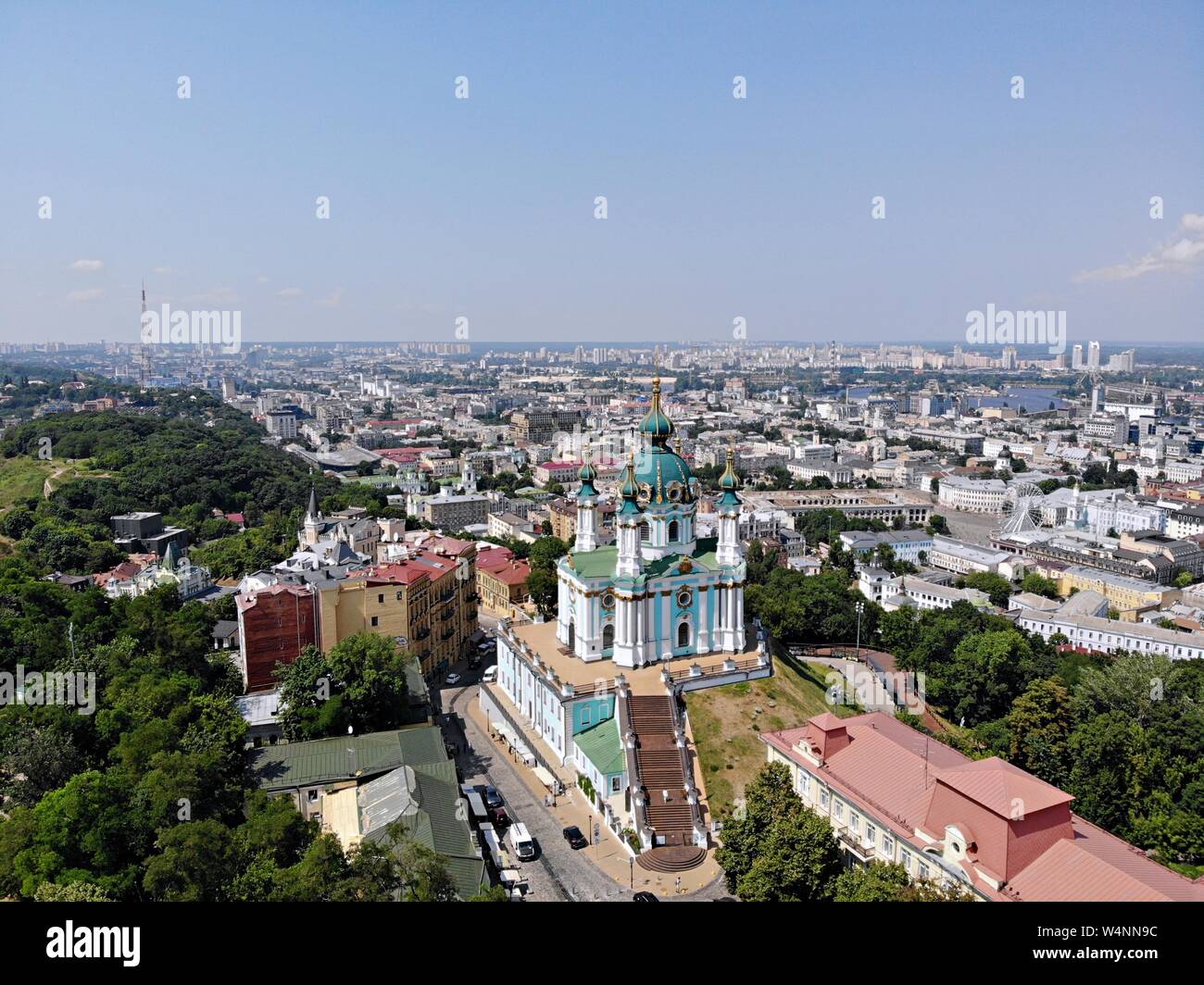 Kiew, der Hauptstadt der Ukraine. Luftaufnahmen von Drone. Großartiges Land mit großer und langer Geschichte. Europäische Land. St Andrew's Church, tolle Stockfoto