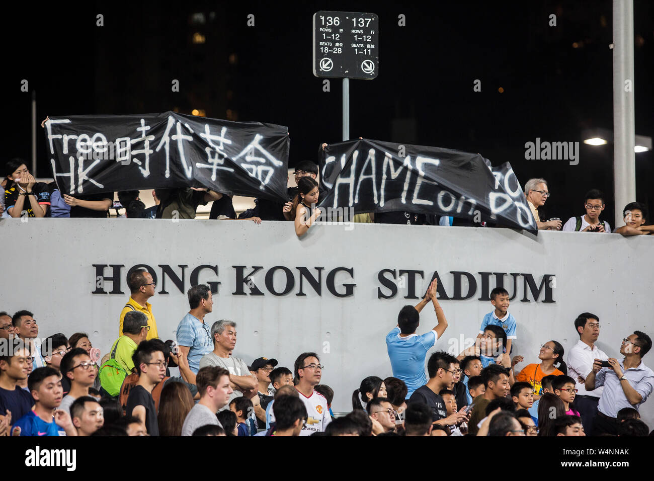 Hong Kong, Hong Kong SAR, China. 24. Juli, 2019. Kitchee FC vs Manchester City Football Club vor der Saison freundlich in Hong Kong Stadium, Causeway Bay. Man beat einheimischen Kitchee FC 6-1 mit Zielen von D. Silva, L. San, R. Sterling, N.Z. Touaizi und I.P. La Rosa. Fans protestieren gegen die Auslieferung Bill in Hongkong und die damit verbundenen Probleme in der Hoffnung, die Welt wird feststellen. Foto Isaac Lawrence Credit: HKPhotoNews/Alamy leben Nachrichten Stockfoto