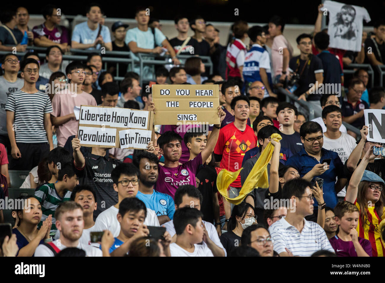 Hong Kong, Hong Kong SAR, China. 24. Juli, 2019. Kitchee FC vs Manchester City Football Club vor der Saison freundlich in Hong Kong Stadium, Causeway Bay. Man beat einheimischen Kitchee FC 6-1 mit Zielen von D. Silva, L. San, R. Sterling, N.Z. Touaizi und I.P. La Rosa. Fans protestieren gegen die Auslieferung Bill in Hongkong und die damit verbundenen Probleme in der Hoffnung, die Welt wird feststellen. Foto Isaac Lawrence Credit: HKPhotoNews/Alamy leben Nachrichten Stockfoto