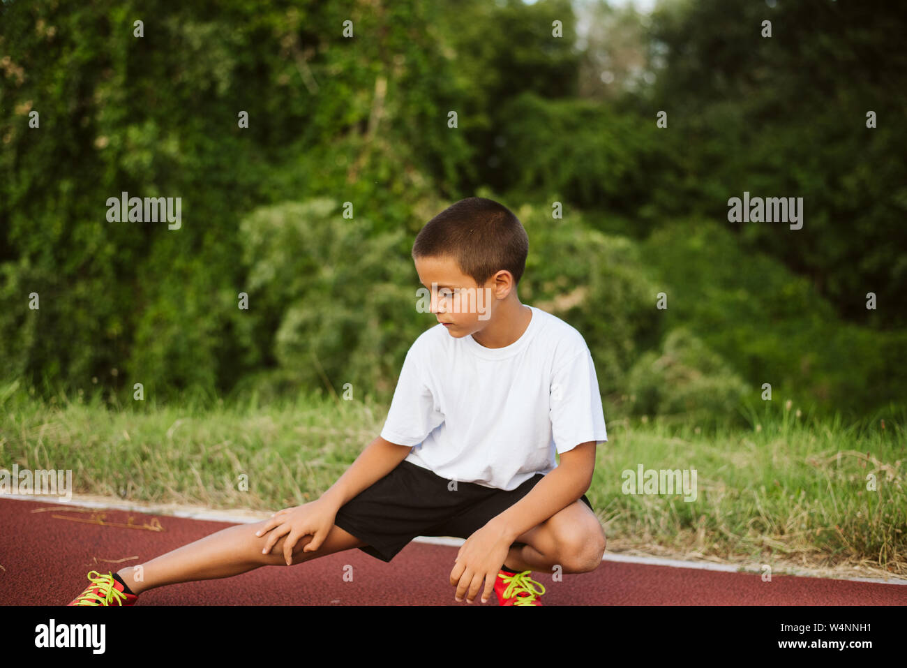 7 Jahre altes Kind ist die Ausbildung bis auf der horizontalen Leiste zu ziehen. Emotionen auf dem Gesicht eines Kindes aus schwierigen sportlichen Übungen. Gesunder Lebensstil Stockfoto