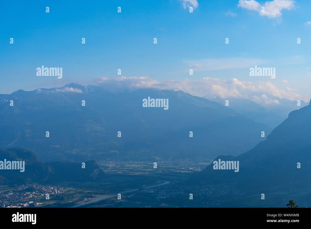 Panoramablick auf die Alpen von Lichtenstein gesehen - clear blue sky Stockfoto