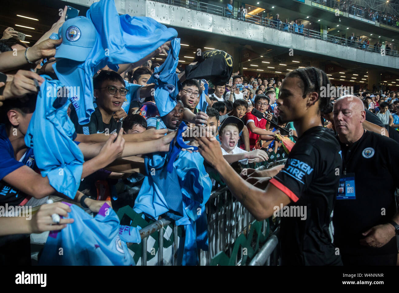 Hong Kong, Hong Kong SAR, China. 24. Juli, 2019. Kitchee FC vs Manchester City Football Club vor der Saison freundlich in Hong Kong Stadium, Causeway Bay. Man beat einheimischen Kitchee FC 6-1 mit Zielen von D. Silva, L. San, R. Sterling, N.Z. Touaizi und I.P. La Rosa. Leroy San Autogramme für die Fans Foto Isaac Lawrence Credit: HKPhotoNews/Alamy leben Nachrichten Stockfoto