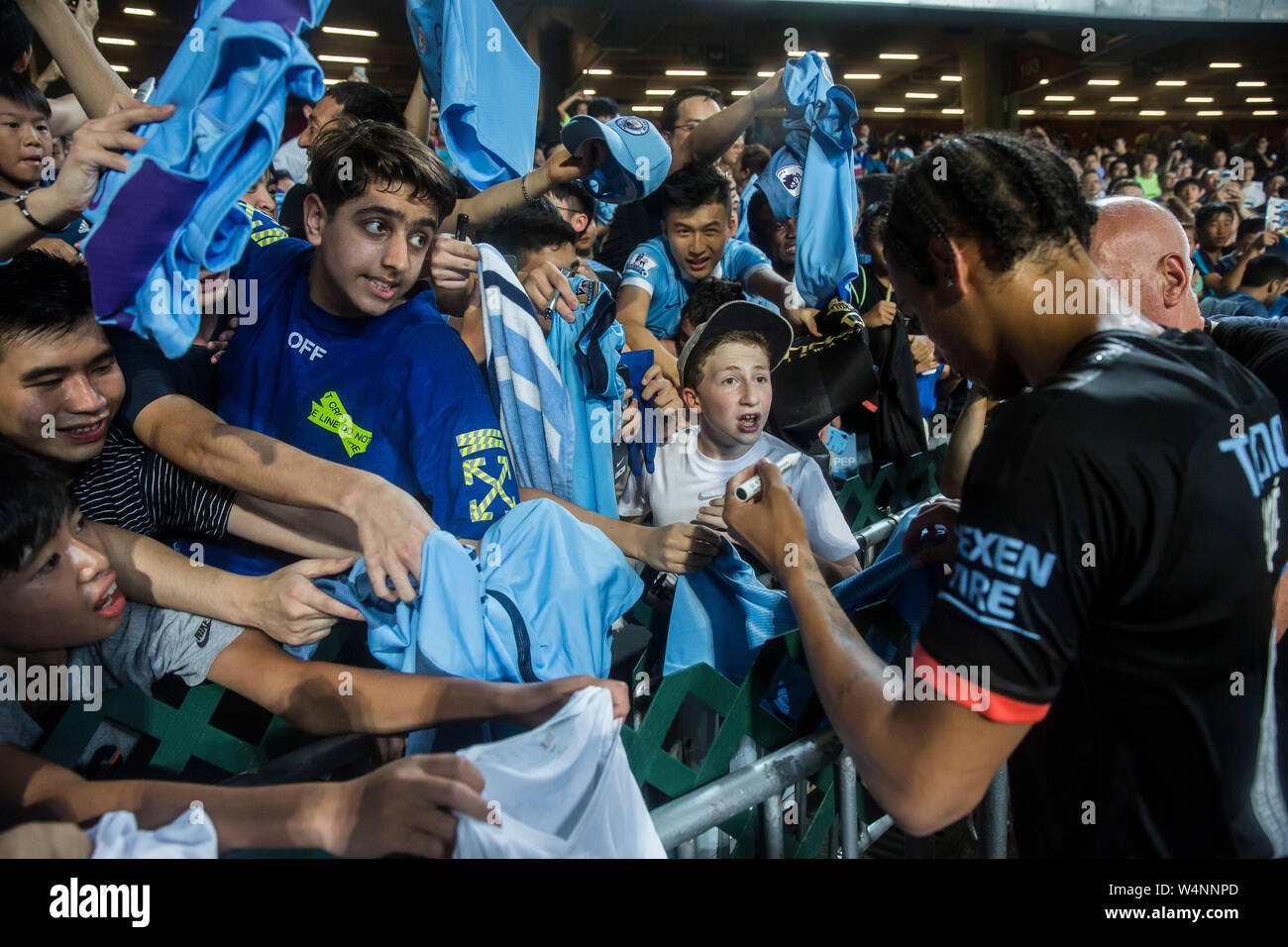 Hong Kong, Hong Kong SAR, China. 24. Juli, 2019. Kitchee FC vs Manchester City Football Club vor der Saison freundlich in Hong Kong Stadium, Causeway Bay. Man beat einheimischen Kitchee FC 6-1 mit Zielen von D. Silva, L. San, R. Sterling, N.Z. Touaizi und I.P. La Rosa. Leroy San Autogramme für die Fans Foto Isaac Lawrence Credit: HKPhotoNews/Alamy leben Nachrichten Stockfoto
