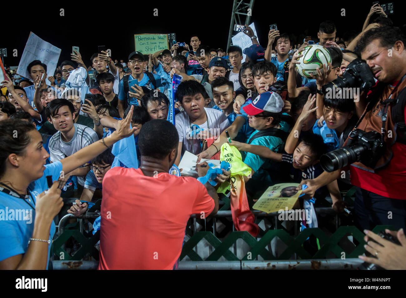 Hong Kong, Hong Kong SAR, China. 24. Juli, 2019. Kitchee FC vs Manchester City Football Club vor der Saison freundlich in Hong Kong Stadium, Causeway Bay. Man beat einheimischen Kitchee FC 6-1 mit Zielen von D. Silva, L. San, R. Sterling, N.Z. Touaizi und I.P. La Rosa. Raheem Sterling Autogramme für die Fans Foto Isaac Lawrence Credit: HKPhotoNews/Alamy leben Nachrichten Stockfoto