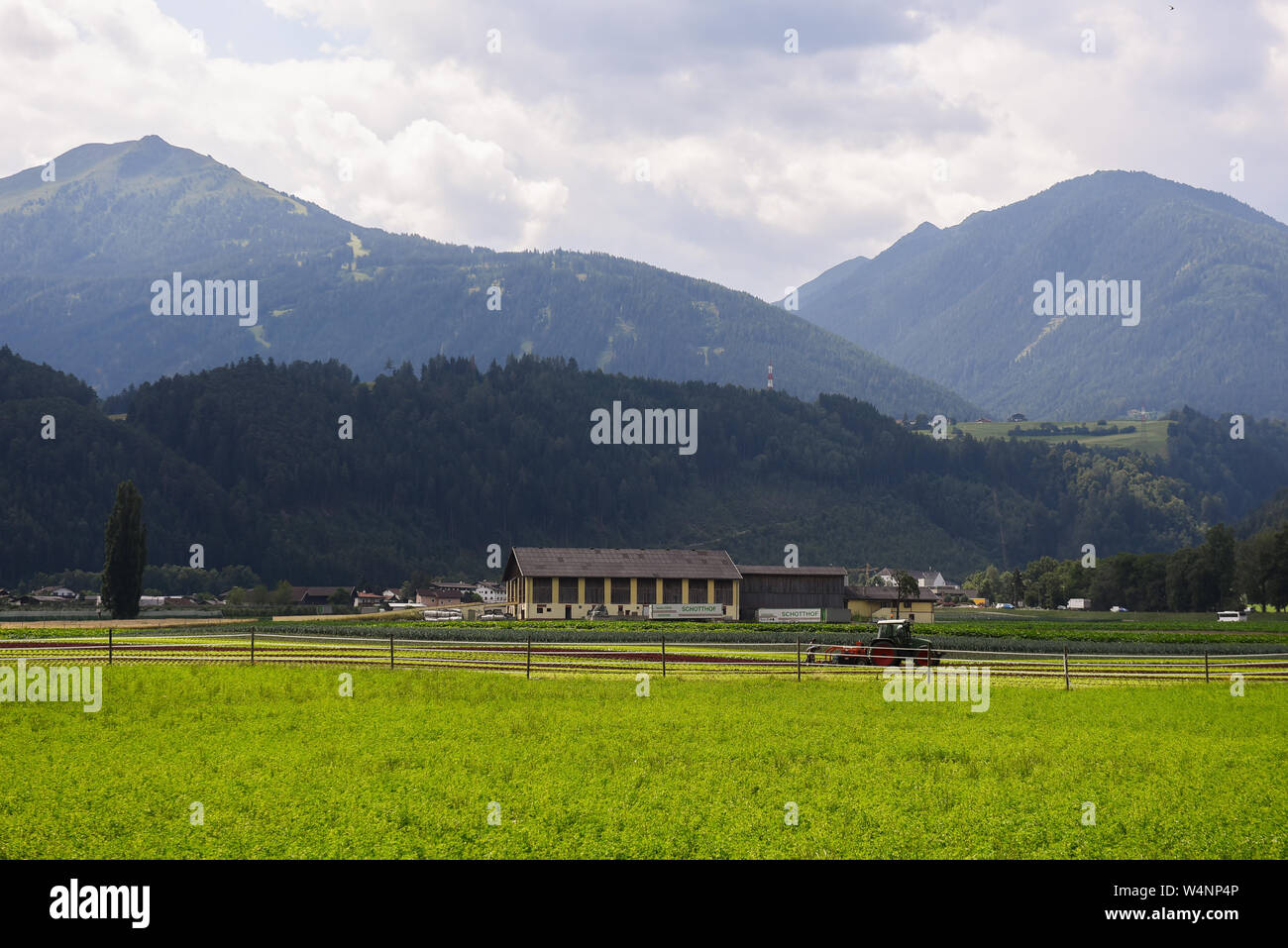 Juli 18, 2019 - Seefeld, Österreich - Blick auf die Berge von der Innenstadt entfernt. . Tirol ist eine westliche österreichischen Staates in den Alpen für seine Skigebiete bekannt, Wanderwege und historischen Orten. (Bild: © Omar Marques/SOPA Bilder über ZUMA Draht) Stockfoto