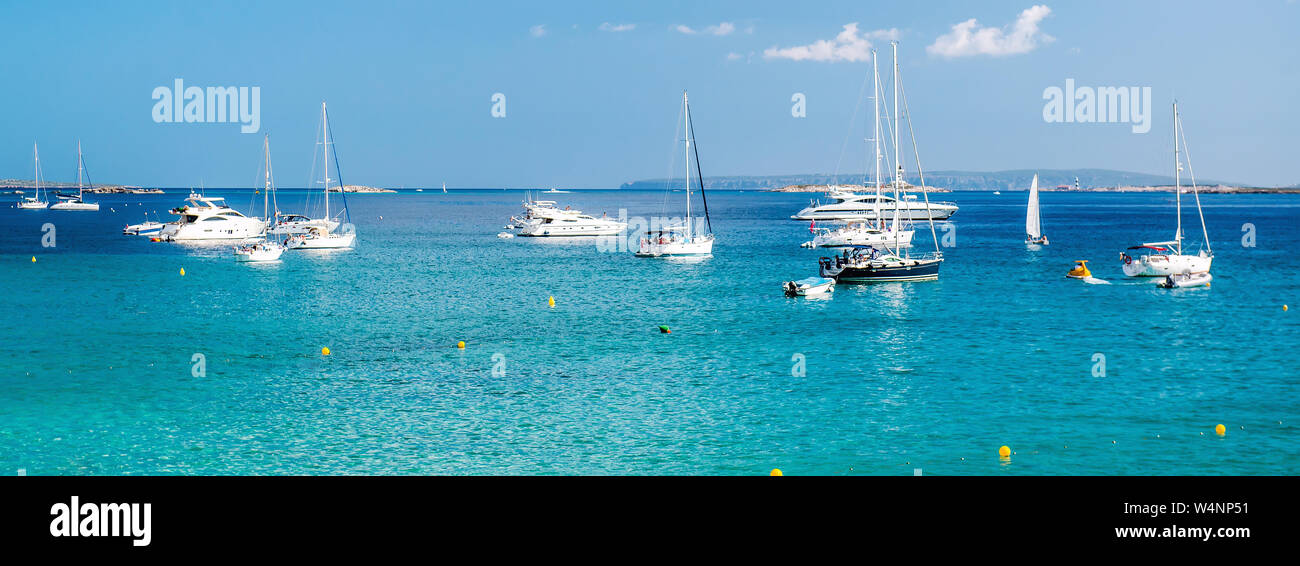 Panoramic Image günstig Yachten nautische Schiffe an der türkisfarbenen Bucht von Las Salinas. Ibiza, Balearen. Spanien. Die idyllische Landschaft Natur Hintergrund. Stockfoto