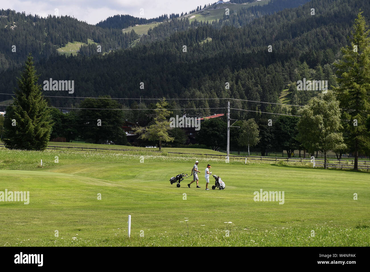 Seefeld, Österreich. 18 Juli, 2019. Golfer spielen neben dem Willdsee See. Tirol ist eine westliche österreichischen Staates in den Alpen für seine Skigebiete bekannt, Wanderwege und historischen Orten. Credit: Omar Marques/SOPA Images/ZUMA Draht/Alamy leben Nachrichten Stockfoto