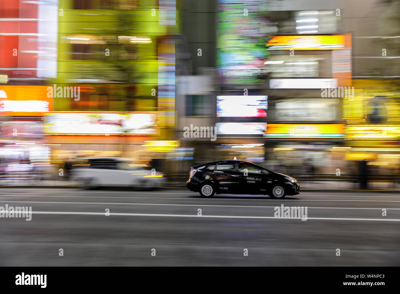 Ein taxi Geschwindigkeiten durch die Straßen von Tokio, Japan. Stockfoto