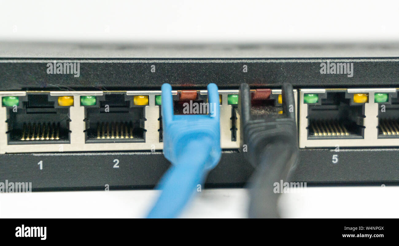 Netzwerk Kabel und Ports eines Switches Stockfoto
