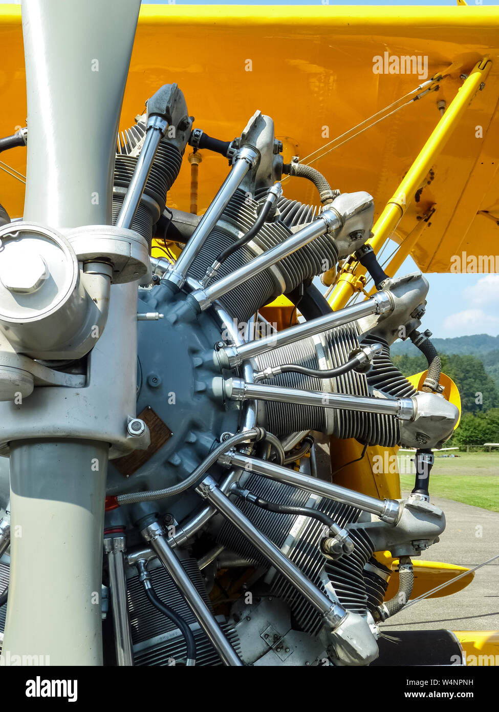 Boeing Stearman Modell 75 Doppeldecker während der Flugschau auf einem  Flugplatz in der Schweiz Stockfotografie - Alamy