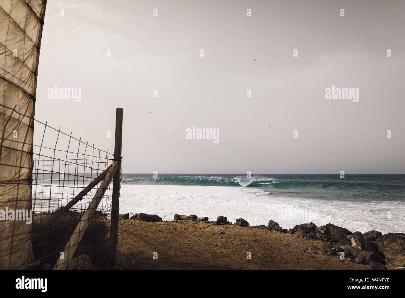 Gute Wellen zum Surfen in der Wüste von Teneriffa Stockfoto