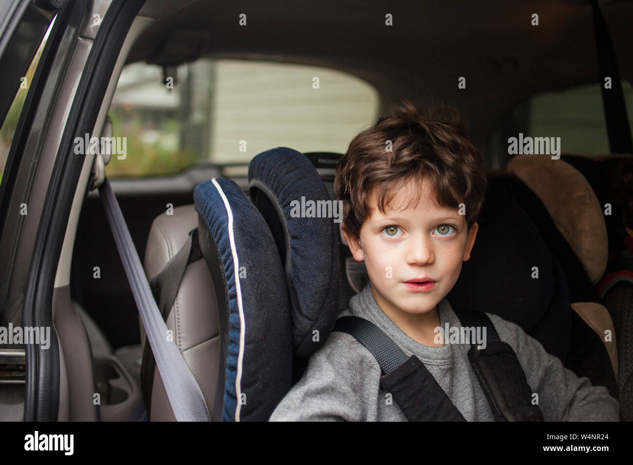 Junge Frau sitzt in einem Auto von einem speziellen 5-Punkt-Gurt für  Personen mit besonderen Bedürfnissen Stockfotografie - Alamy