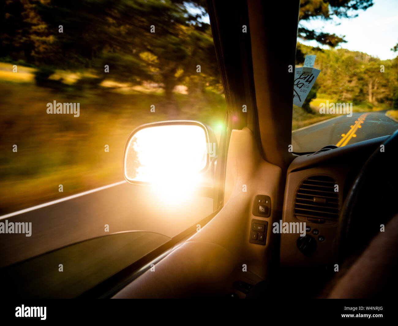 Die reflektierenden Sonnenstrahlen Außenspiegel von Auto Stockfoto