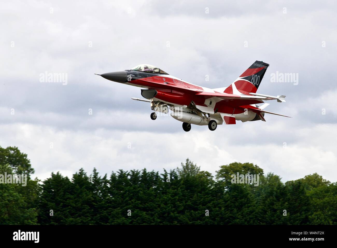 Royal Danish Air Force F16 Fighting Falcon der RIAT 2019 anreisen, mit einem speziellen Farbschema feiert das 800jährige Jubiläum von Denmarks Flagge Stockfoto