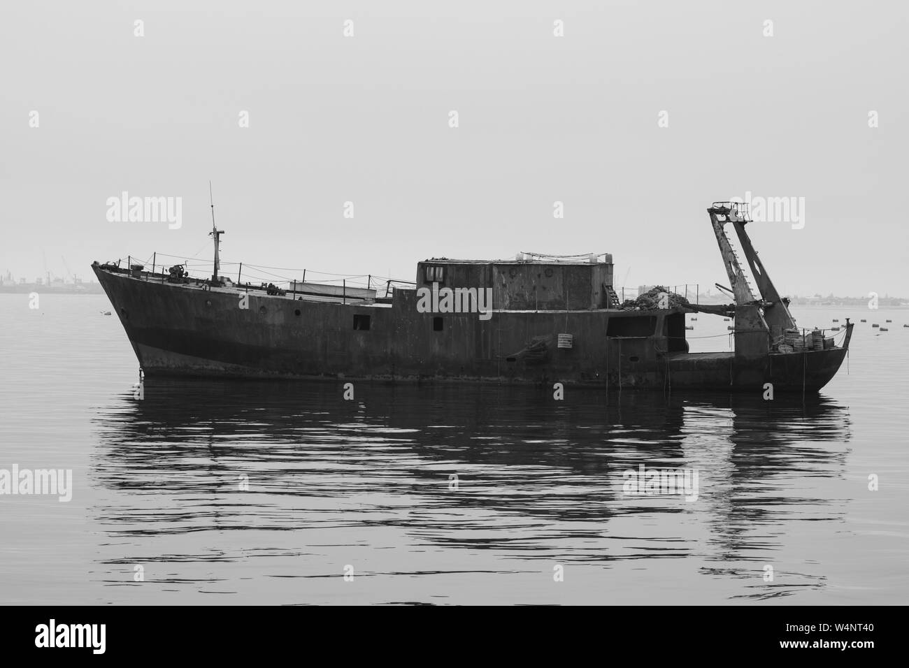 Verlassenes Schiff schwimmen im Meer in der Nähe von Swakopmund Namibia Stockfoto