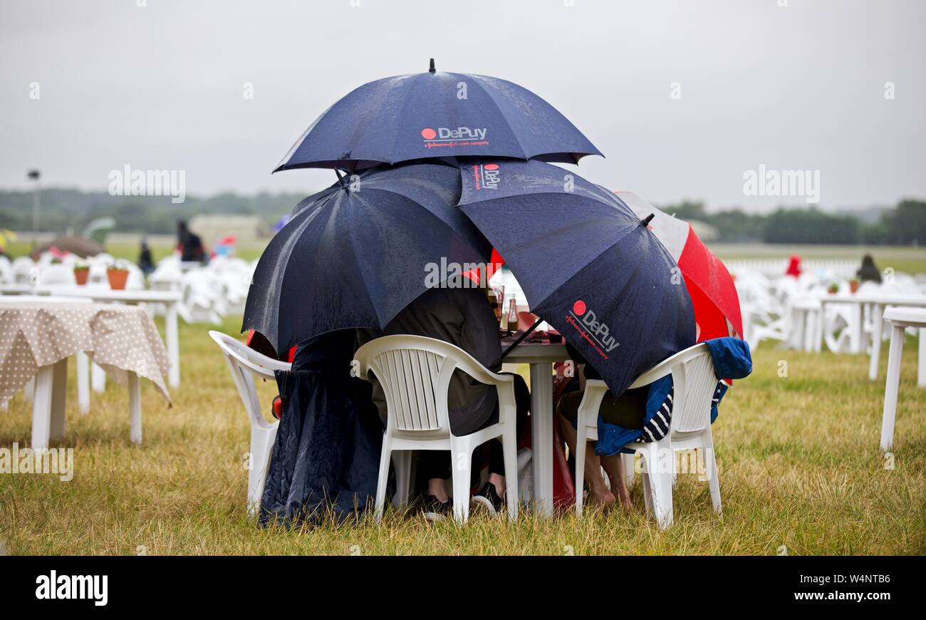 2019 Royal International Air Tattoo nicht sehr gut für die Zuschauer, sondern eine Gruppe von Freunden, bei denen nicht durch das Wetter zu setzen. Stockfoto