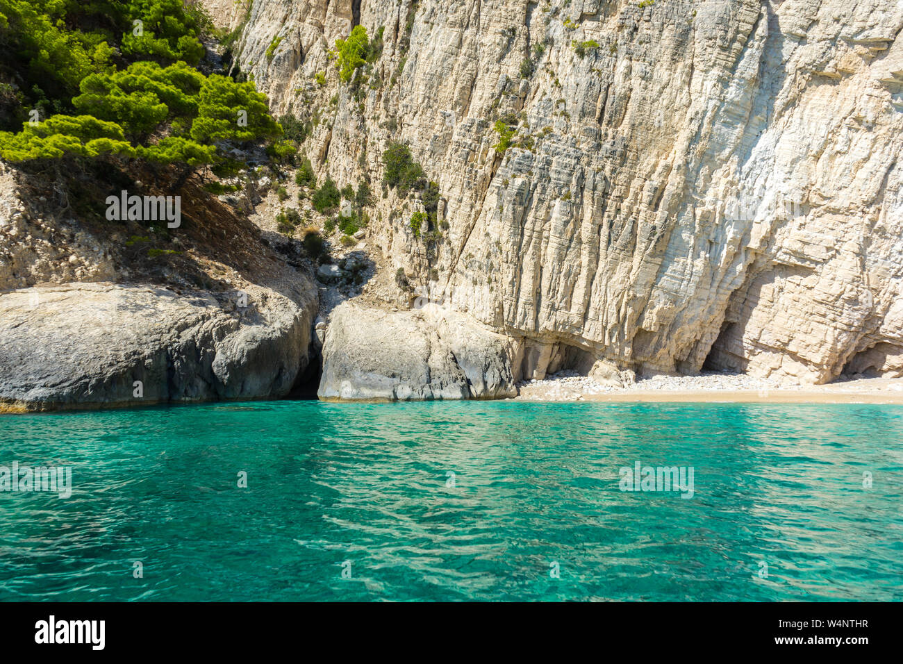 Griechenland, Zakynthos, weißen Sandstrand unter Kreide Felsen in abgelegenen Paradies Stockfoto