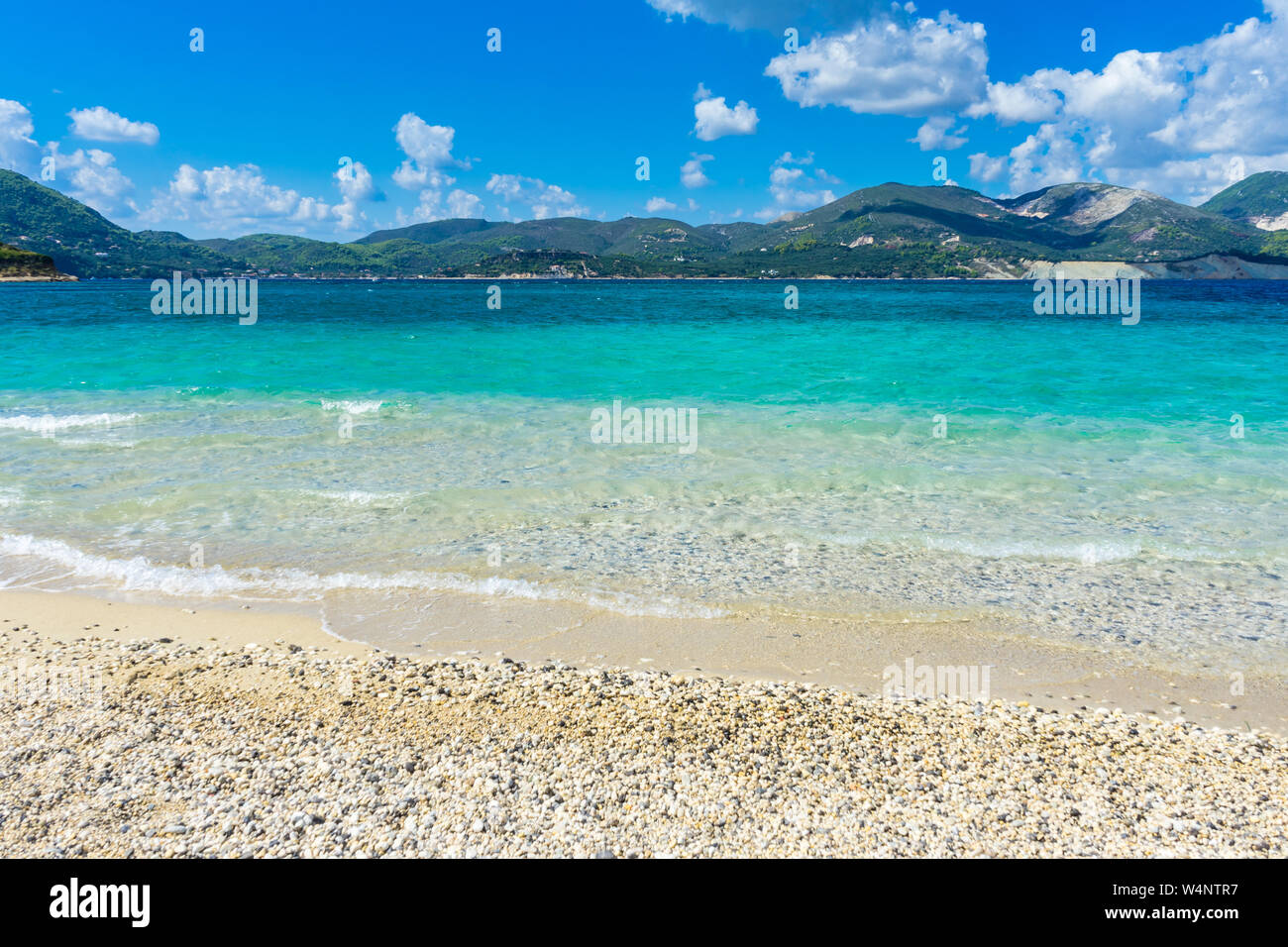 Griechenland, Zakynthos, Blick auf die grünen Berge der Insel von Perfect White Sand Beach Stockfoto