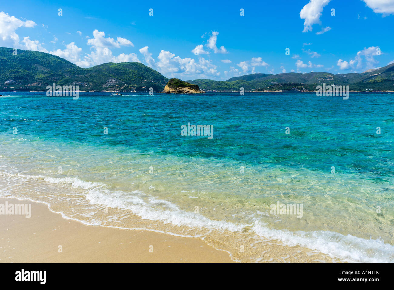 Griechenland, Zakynthos, grüne Insel Zakynthos mit Berg Natur Landschaft hinter perfekten White Sand Beach Stockfoto