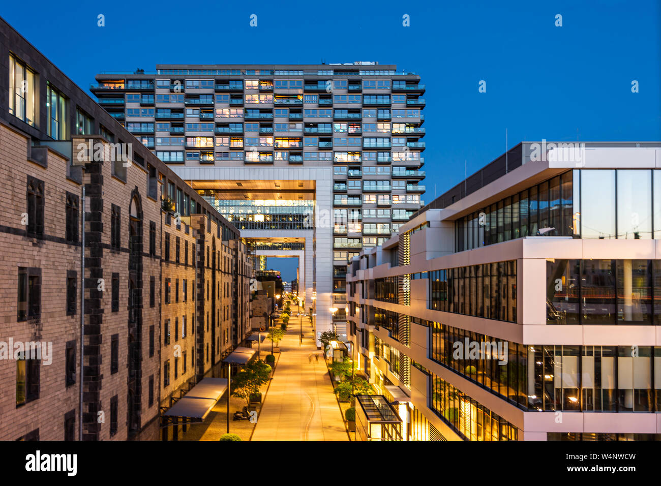 Köln, Deutschland - 13. Mai: Der so genannte Kran Häuser in Köln, Deutschland, am 13. Mai 2019. Diesen Gebäuden sollten reminescent für Hafenkrane. Stockfoto