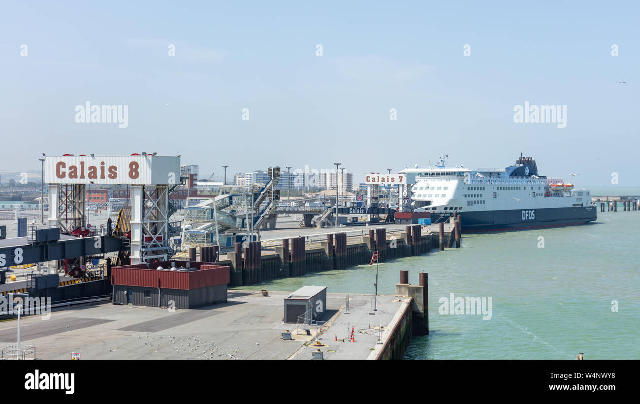 Hafen von Calais, Calais, Frankreich; 28. Juni 2019; Blick von Fähre Liegeplätze mit DFDS Fähre Cote Des Dunes im Hintergrund angedockt Stockfoto