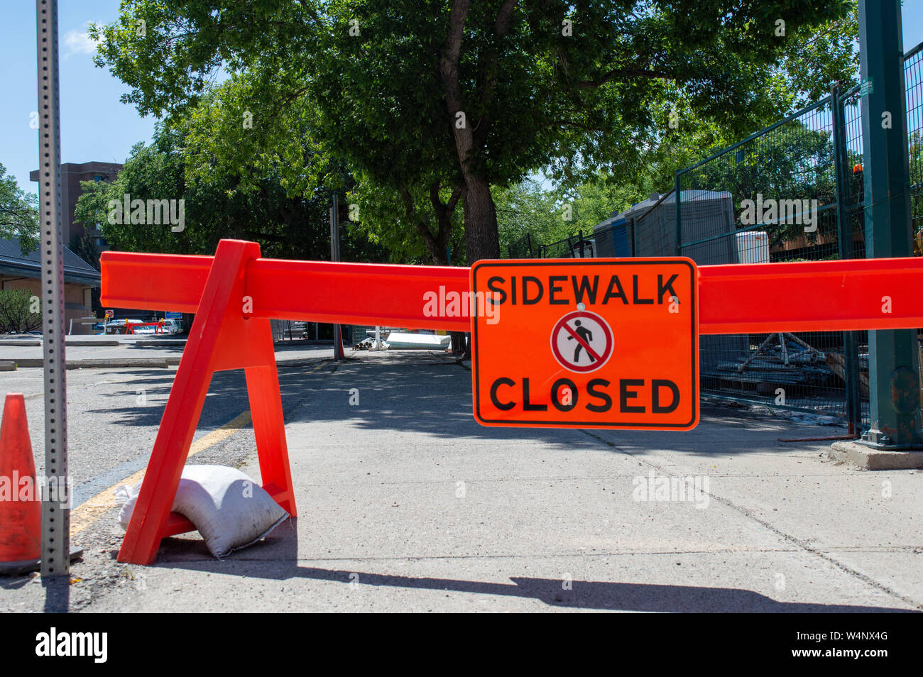Orange Bürgersteig geschlossen Schild blockieren den Bürgersteig in Lethbridge Alberta Kanada Stockfoto