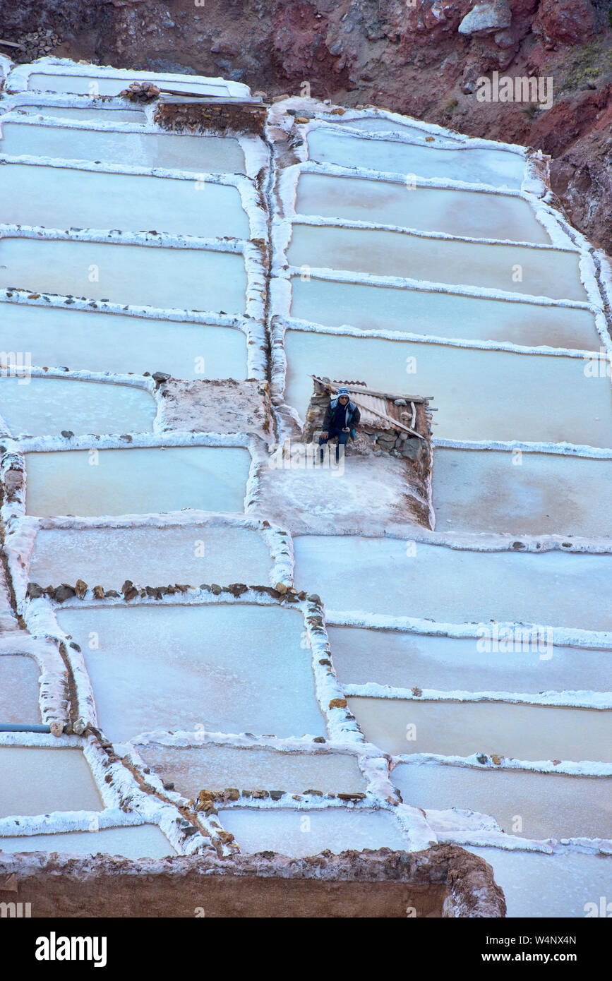 Arbeitnehmer durch die Salinen von Maras, das Heilige Tal, Peru umgeben Stockfoto