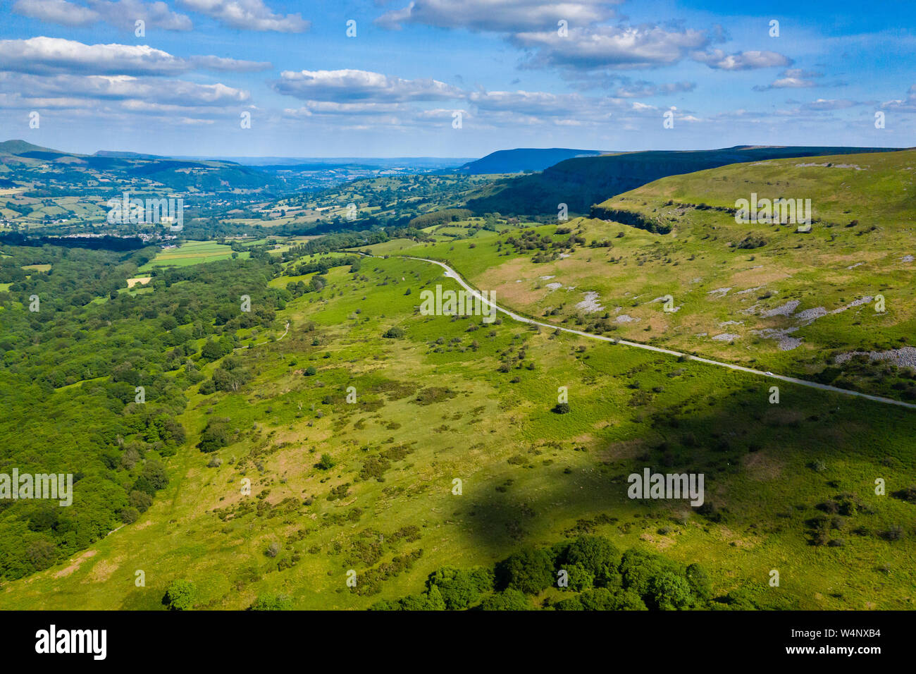 Luftaufnahme der grünen Felder und Bauernhöfe über ländliche Wales Stockfoto
