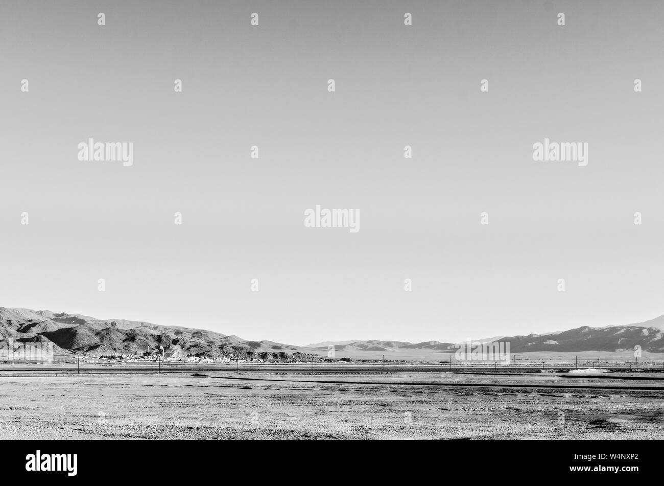 Schwarz und Weiß, Wüste Tal mit kargen Berge, Titel-Straße runny über Tal. Stockfoto
