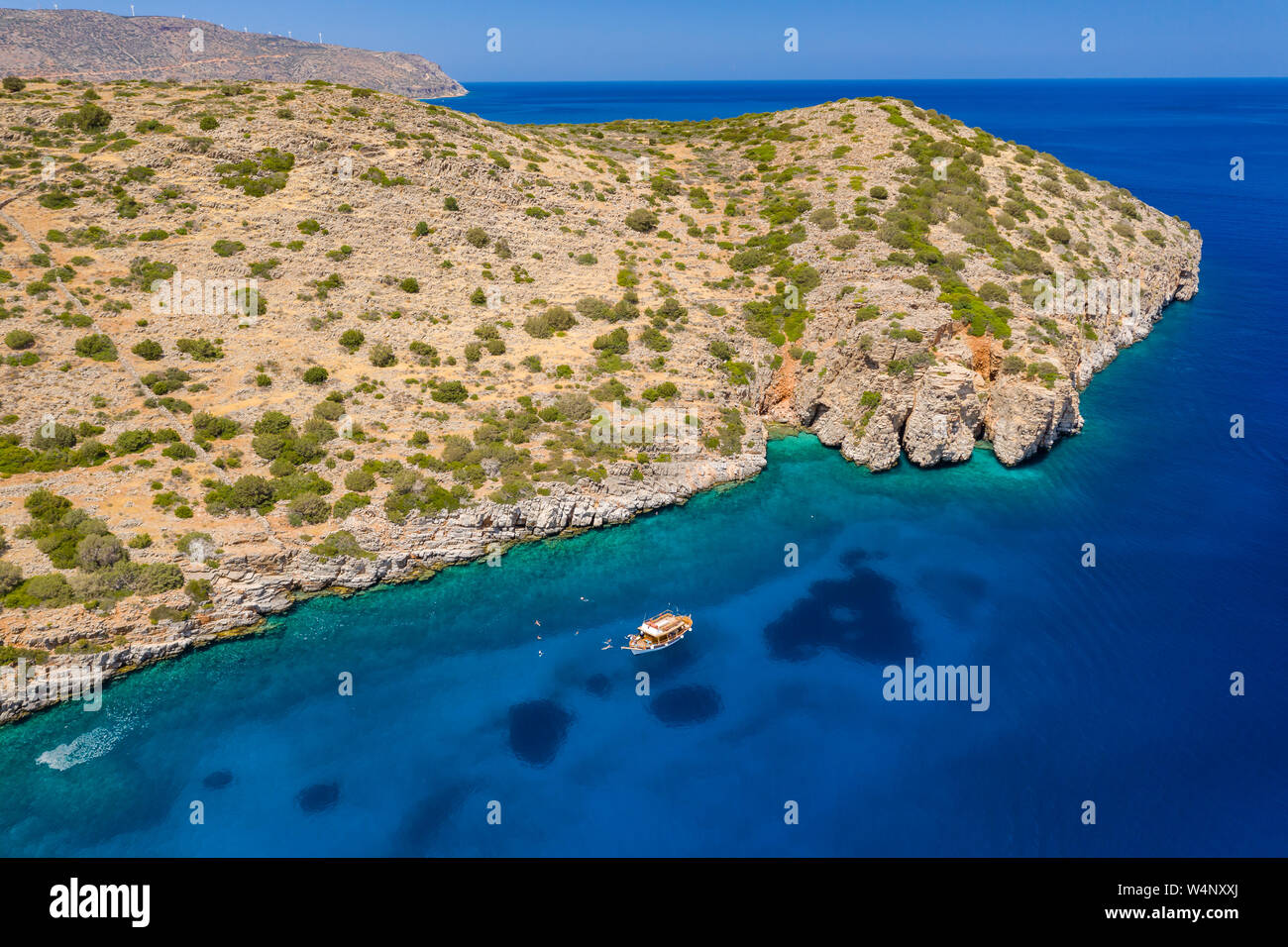 Luftaufnahme von swimmiers und Schnorchler in einem warmen, kristallklaren Meer (Kreta, Griechenland) Stockfoto