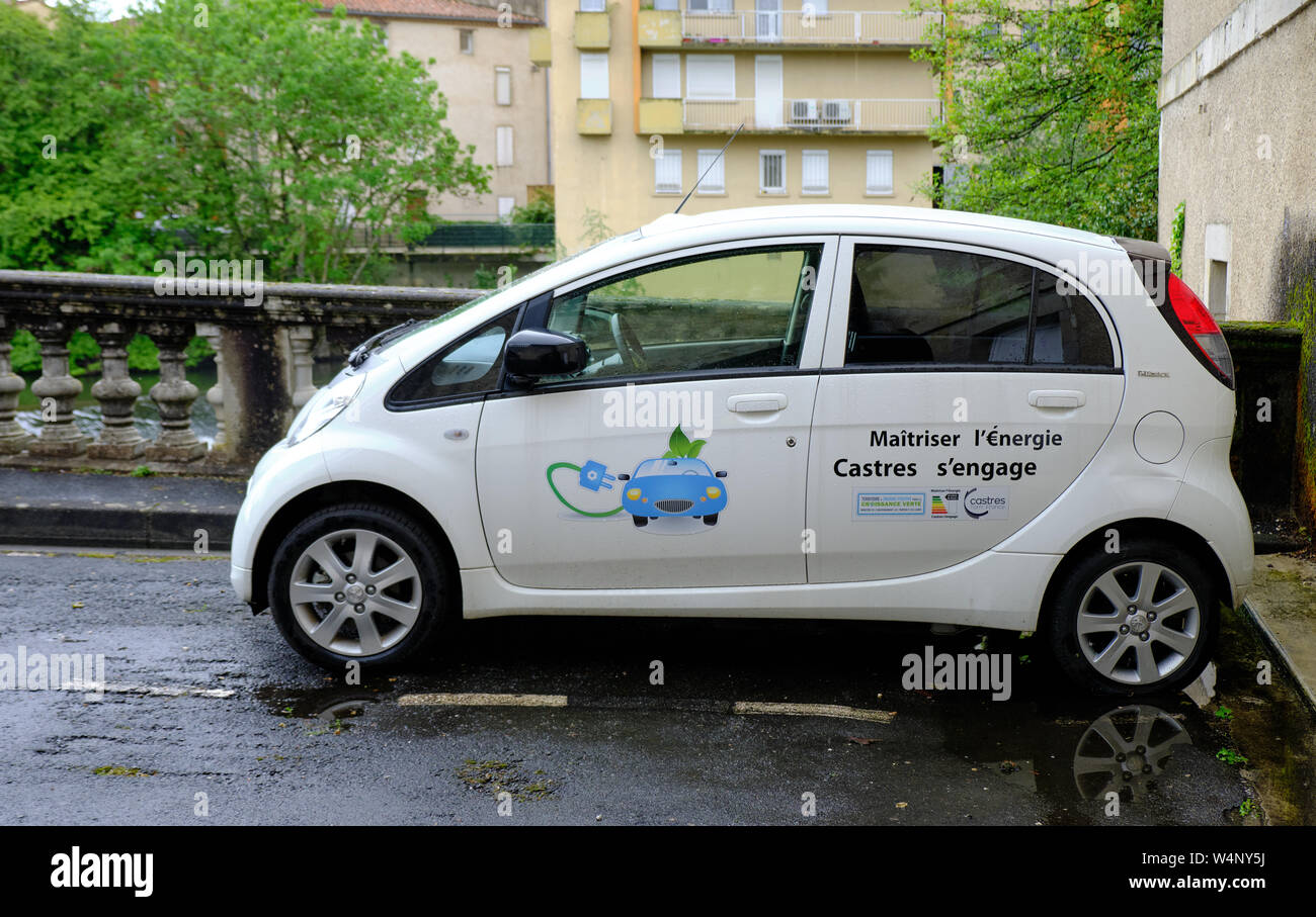 Elektrische Auto durch die Stadt Castres Beamten, mit Slogan "aîtriser l'énergie, Castres s 'einzukuppeln' Stockfoto