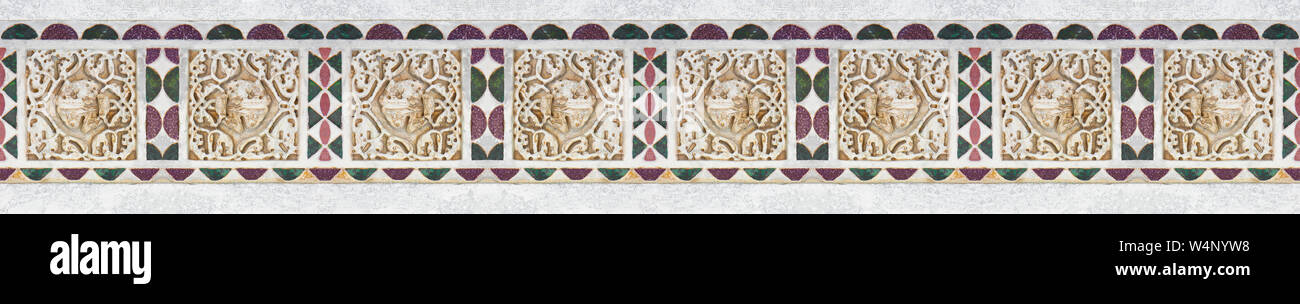 Alte italienische geschnitzten Stein Rahmen mit geometrischen und Laub Form aus dem mittelalterlichen Fries von der Fassade der Kathedrale von Pisa (Italy-Tuscany Region - P Stockfoto