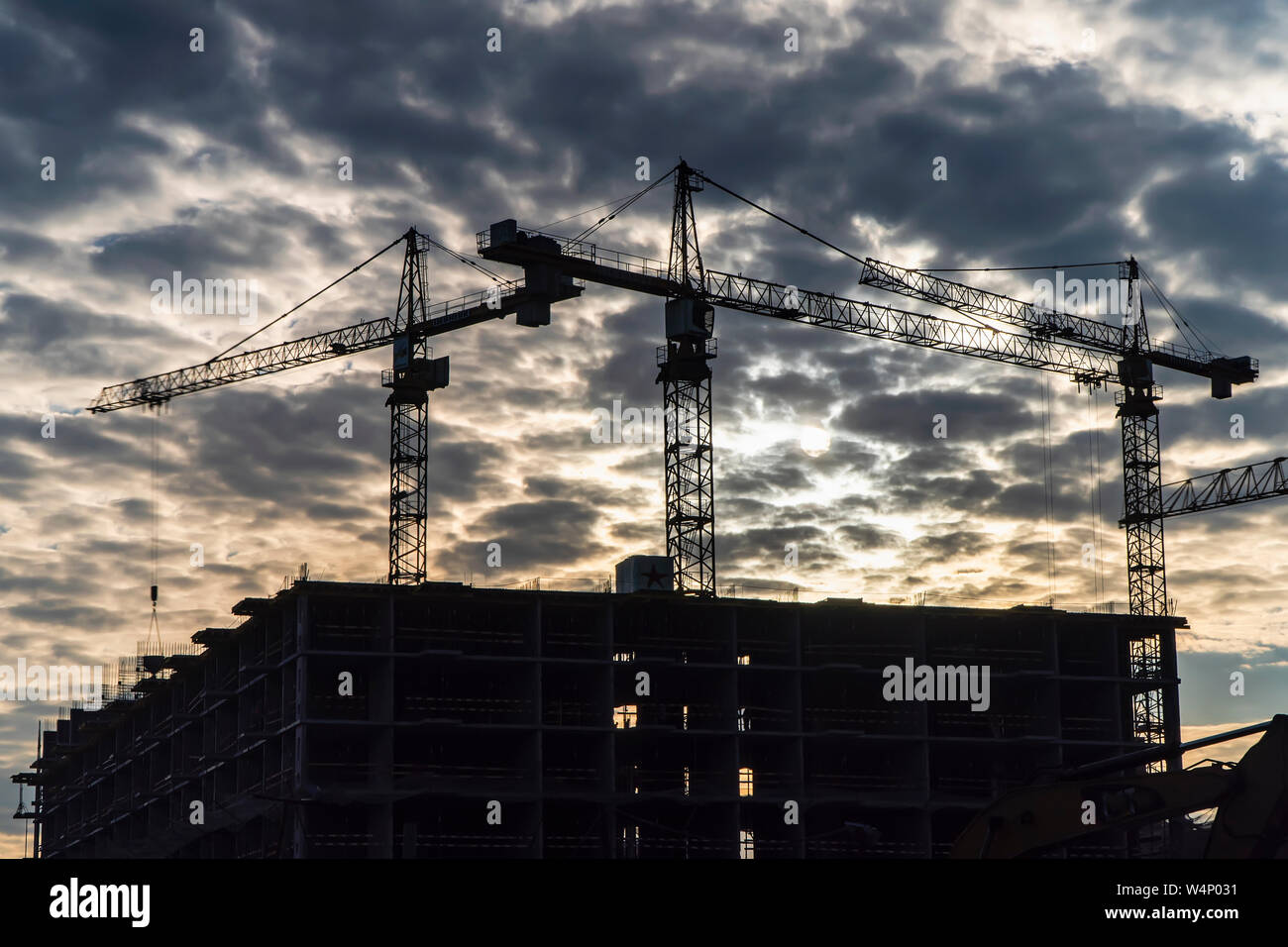 Krane arbeiten Tag und Nacht auf den Bau der Wohnsiedlung im ehemaligen Industriegebiet Stockfoto