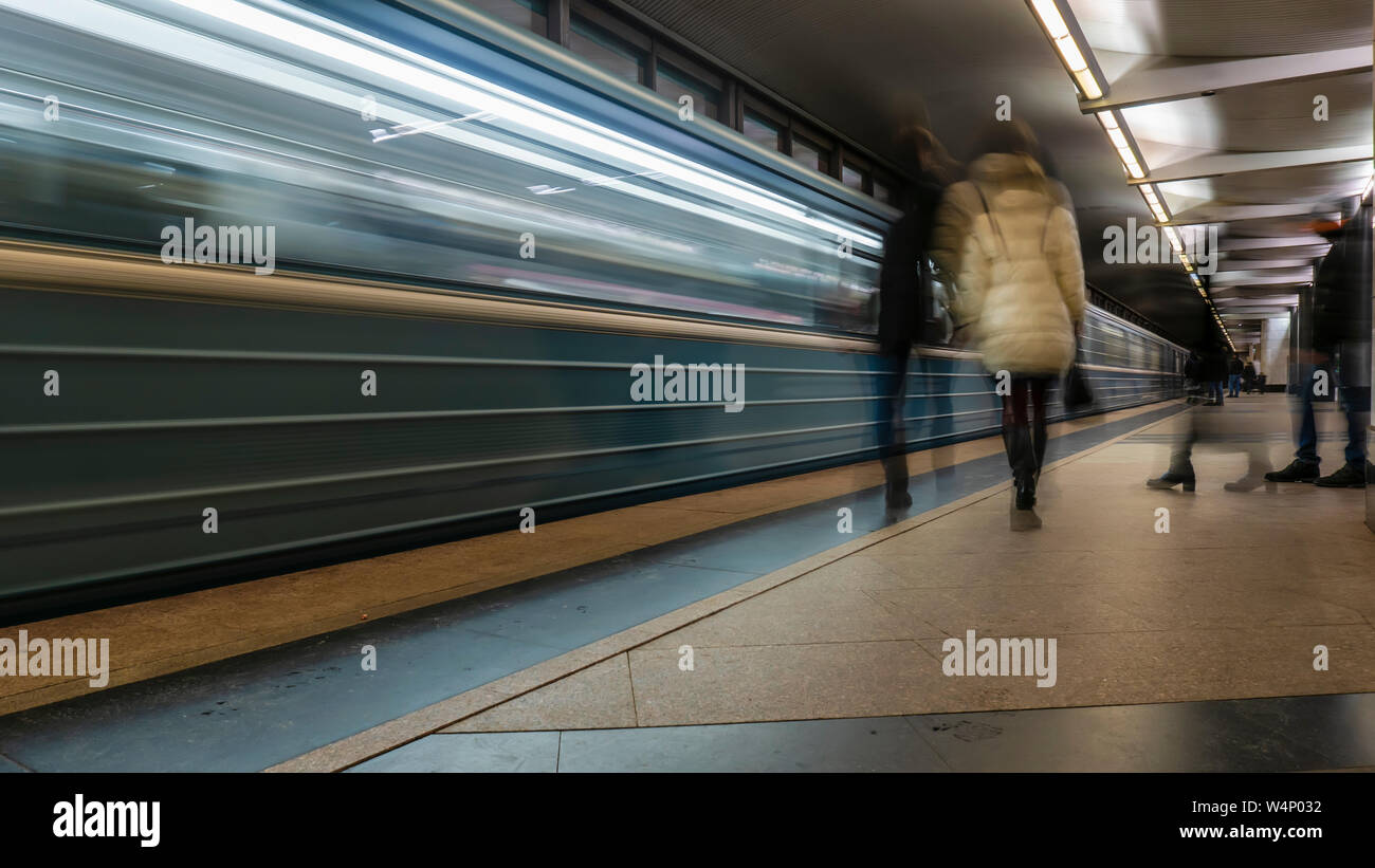 Die Bewegung von Menschen in der U-Bahn Plattform, wenn der Zug kommt Stockfoto