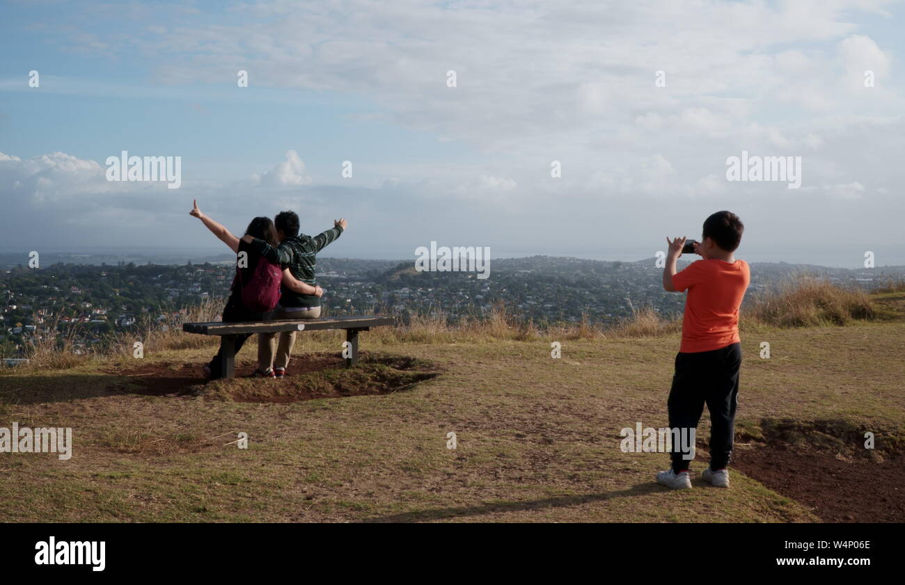Kind fotografiert Eltern im Urlaub in Auckland, Neuseeland Stockfoto