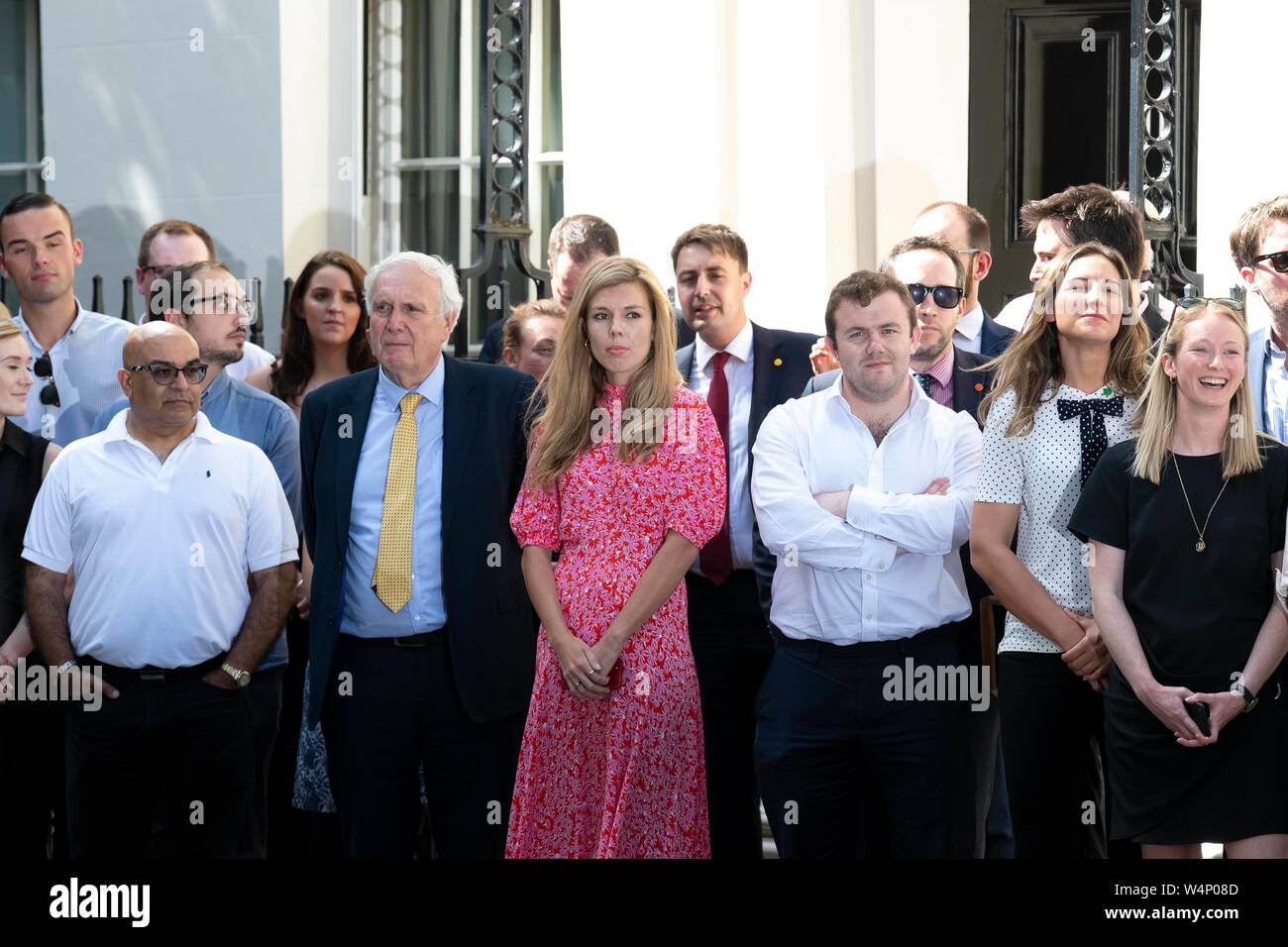 Boris Johnson Bildschirm-eingabemethode freundin Carrie Symonds in Downing Street bei seiner ersten Rede als PM. London, Großbritannien. 24/07/2019 | Verwendung weltweit Stockfoto