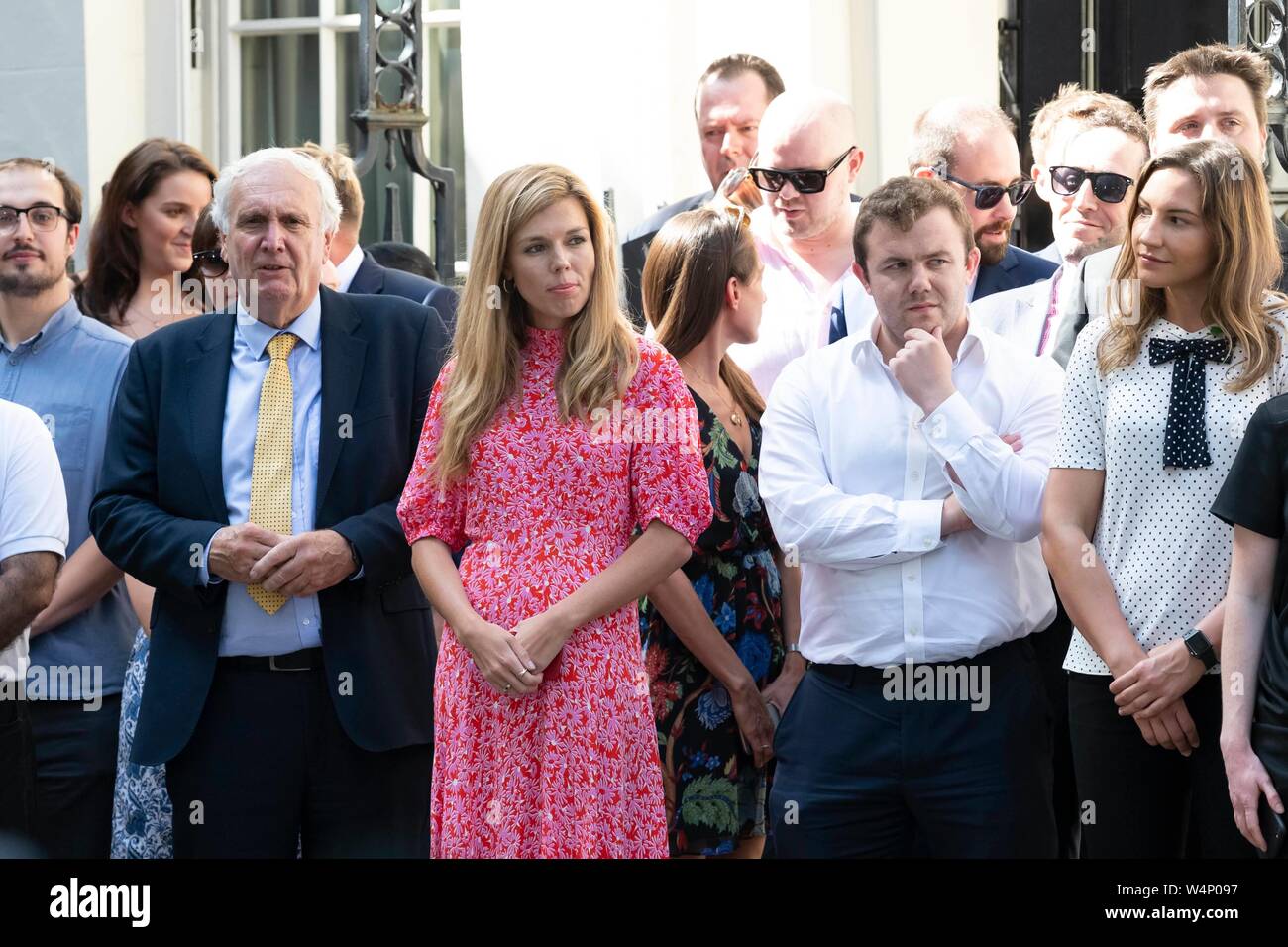 Boris Johnson Bildschirm-eingabemethode freundin Carrie Symonds in Downing Street bei seiner ersten Rede als PM. London, Großbritannien. 24/07/2019 | Verwendung weltweit Stockfoto