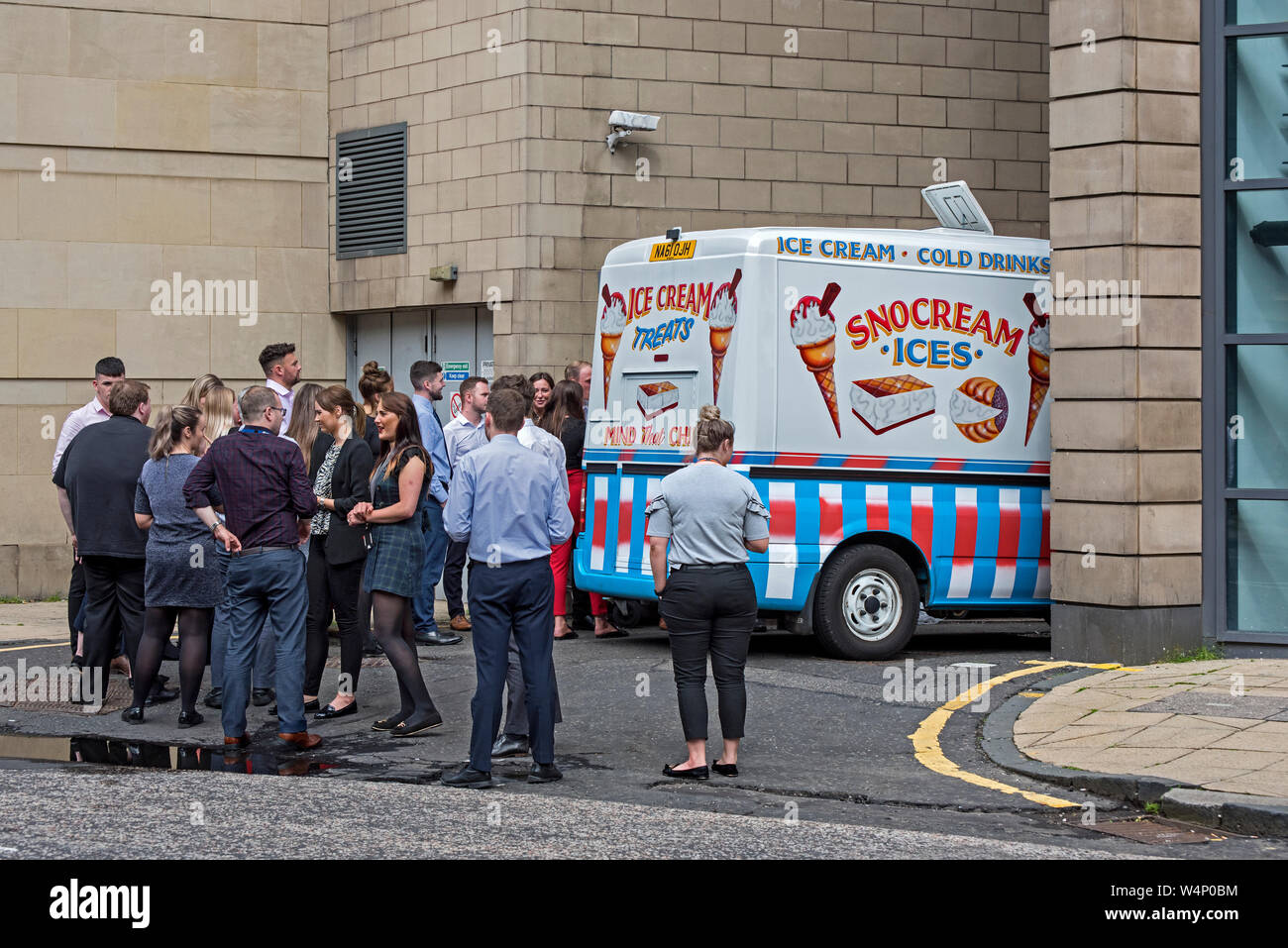 Mitarbeiter im Büro bilden eine Schlange an einem Eis van bei besonders heissem Wetter. Edinburgh, Schottland, Großbritannien. Stockfoto