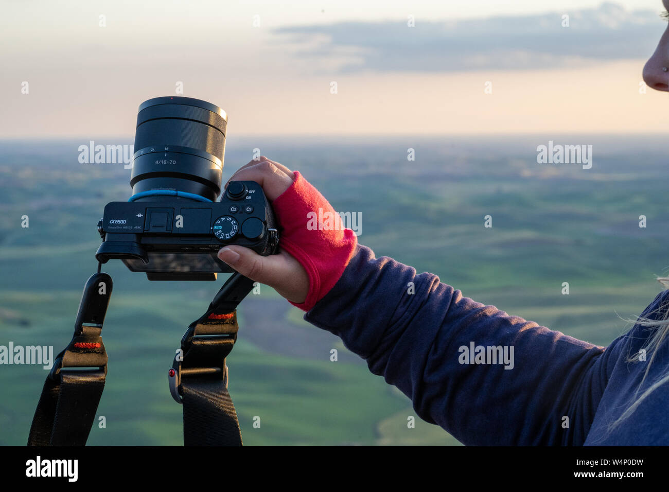 Colfax, Washington - Juli 3, 2019: Junge Frau Fotograf zeigt Ihr Sony A6500Spiegellosen SLR-Kamera, mit der Einstellung "Auto". Konzept für neue photog Stockfoto