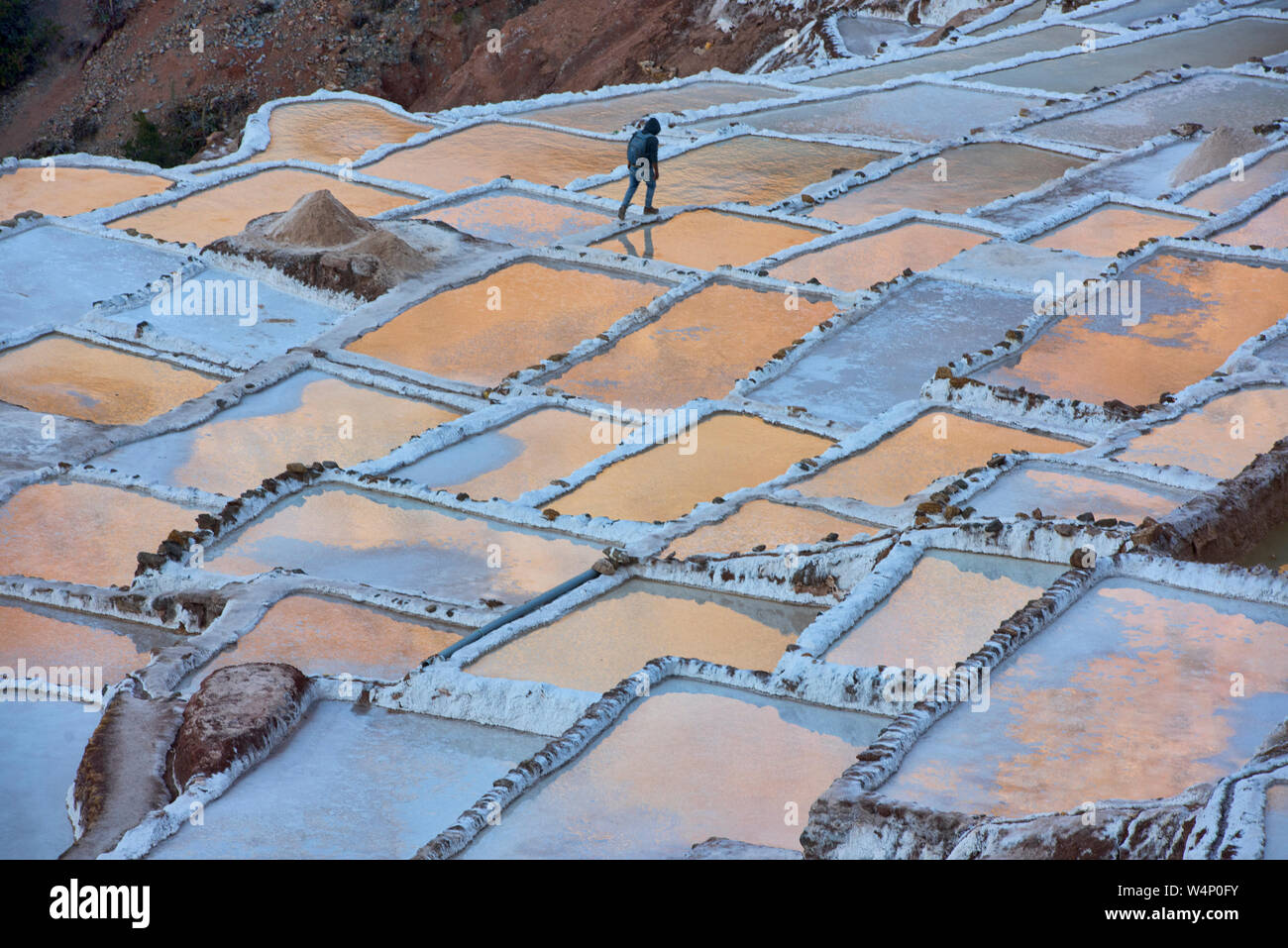 Sonnenuntergang Reflexionen über die Salinen von Maras, das Heilige Tal, Peru Stockfoto