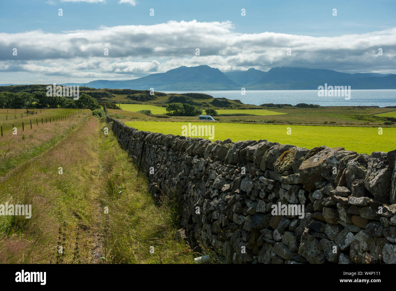 Atemberaubende Aussicht auf die Insel Arran, die mit einem Wohnmobil in einem wilden Campingplatz, der Garrochty geparkt, Isle of Bute, Schottland Stockfoto