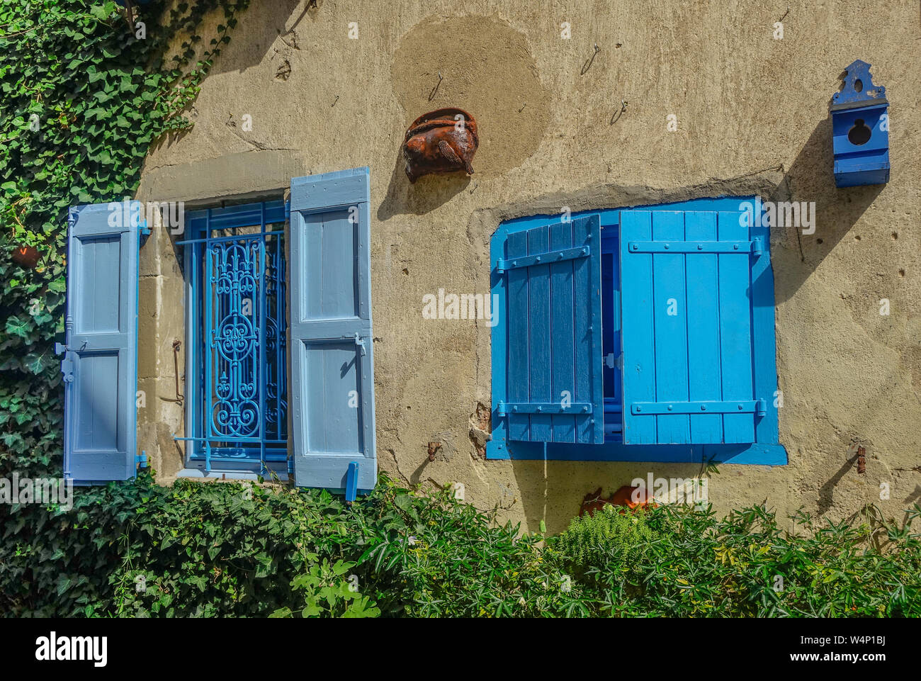 Revel, Midi Pyrenees, Frankreich - August 5, 2017: Zwei offene blaue rustikalen Windows an einem sonnigen Tag Stockfoto