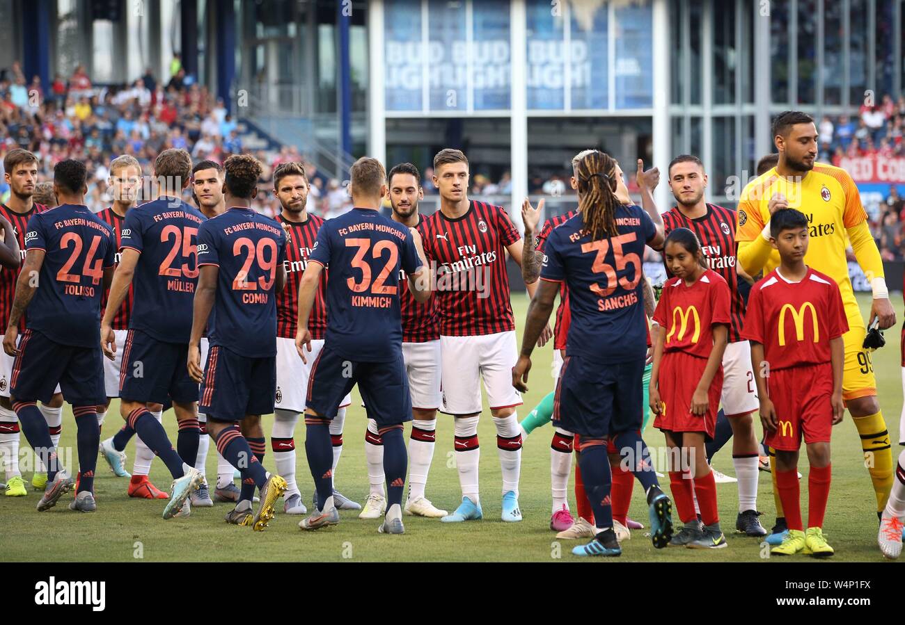 Kansas City, USA. 24. Juli 2019. firo: 23.07.2019 Fußball, Fußball: 1. Bundesliga, Saison 2019/2020 AC Mailand, Freundschaftsspiel, Test, Freundschaftsspiel, gegen FCB Bayern München München, Audi Sommer Tour USA, Internationale Champions Cup 0:1 FCB Joshua Kimmich, vor dem Kick off, mehr als 5 fünf Spieler, AC Hakan Ãhallahuan, Calhanoglu, | Nutzung der weltweiten Kredit: dpa/Alamy leben Nachrichten Stockfoto