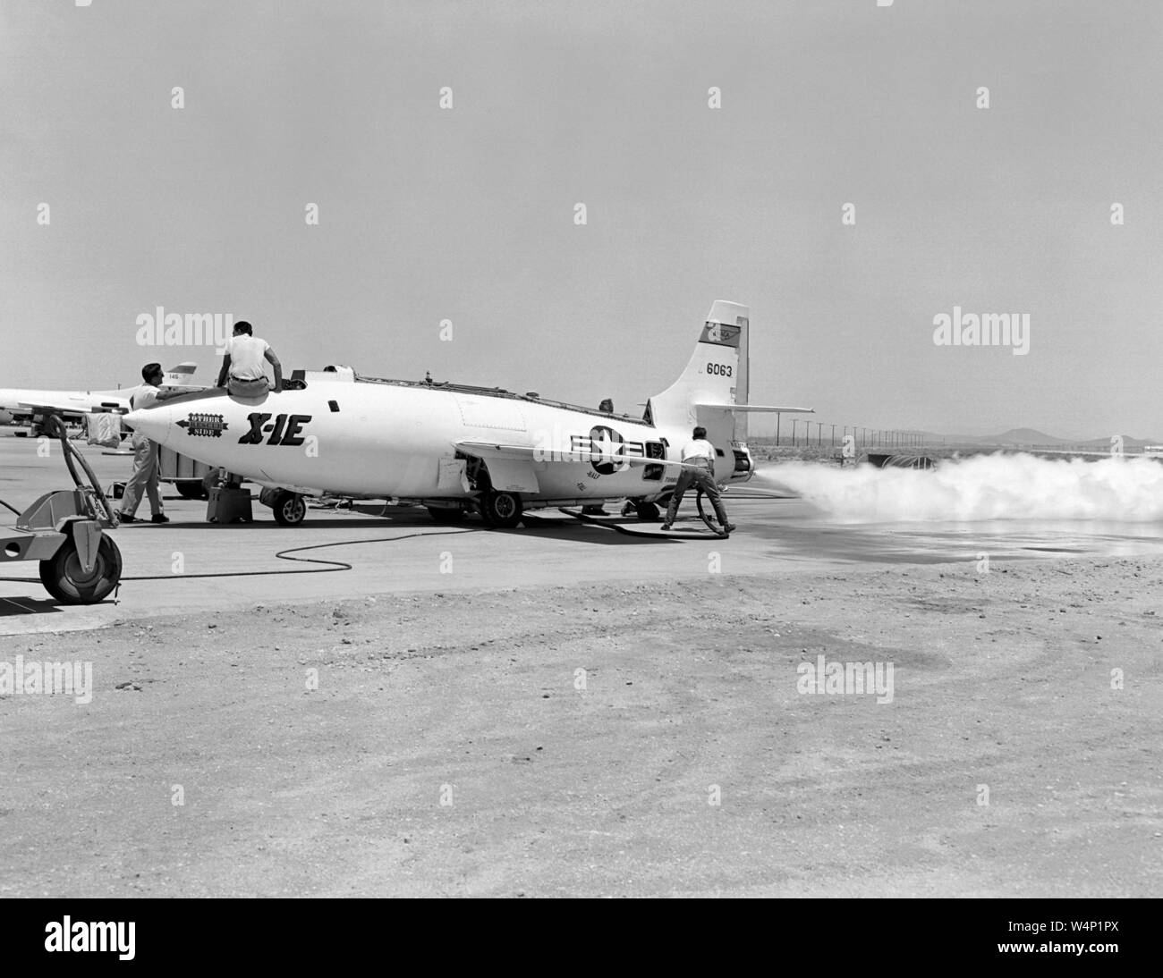 Bell Aircraft Corporation X-1E während einer Masse Motor Testlauf auf der NACA High-Speed Flight Station Rampe in der Nähe des Rogers Dry Lake, NASA Flight Research Center, Edwards, Kalifornien, 6. Februar 1956. Mit freundlicher Genehmigung der Nationalen Luft- und Raumfahrtbehörde (NASA). () Stockfoto