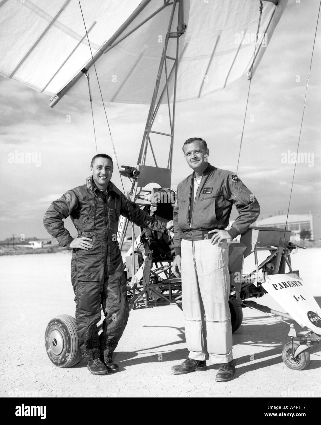 Mercury Astronauten Gus Grissom und NASA Test Pilot Milton Thompson Posieren vor der Paraglider Forschungsfahrzeug Paresev1-A in der Rogers Dry Lakebed bei der NASA Flight Research Center, Edwards, Kalifornien, 17. Oktober 1962. Mit freundlicher Genehmigung der Nationalen Luft- und Raumfahrtbehörde (NASA). () Stockfoto