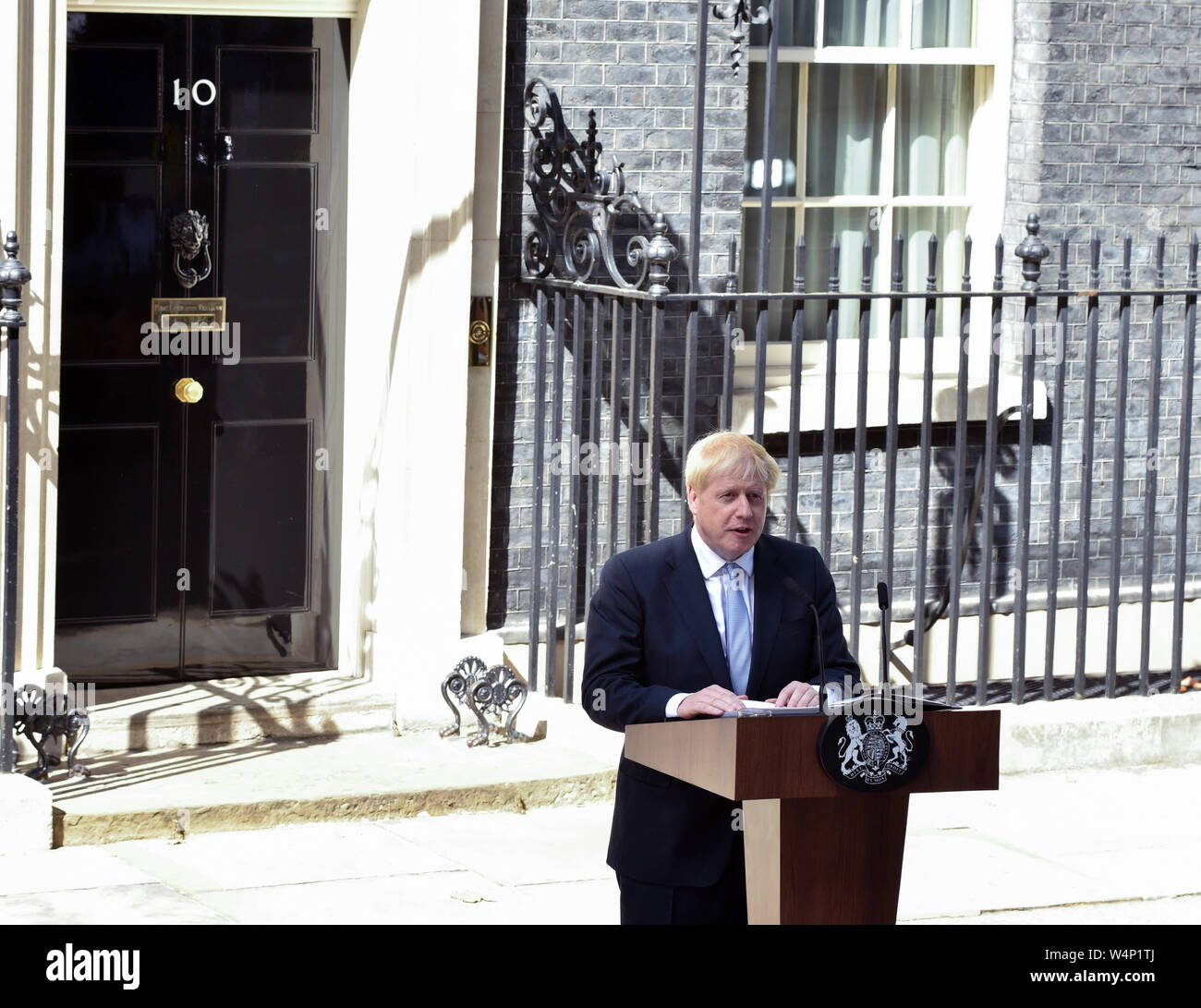 Der neue britische Premierminister Boris Johnson Adressen der nationalen und internationalen Medien in Downing Street. britischen konservativen Politiker Boris Johnson hat der neue Ministerpräsident nach Theresa's kann Rücktritt der Königin geworden. Stockfoto